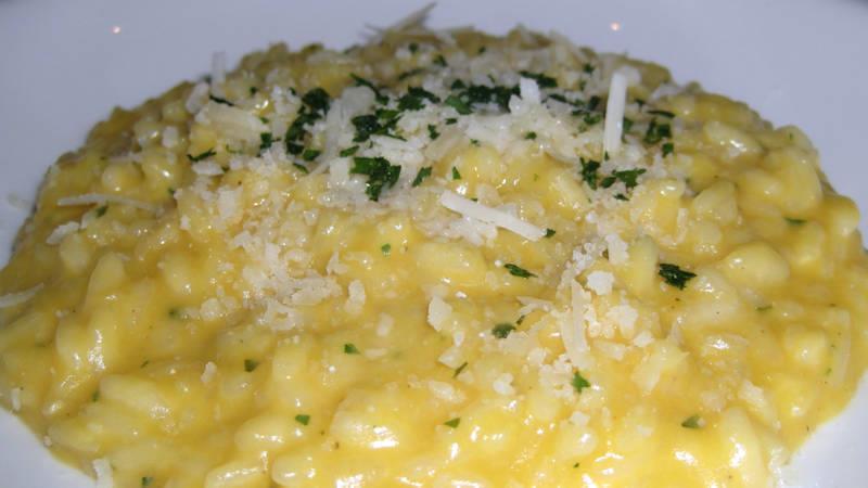 Risotto con zucchine e limone Quantità: 4 persone 1 cipolla 30 g olio extravergine di oliva 300 g riso arborio 3 zucchine scorza di mezzo limone 800 g brodo vegetale 30 g burro q.b. prezzemolo 1.