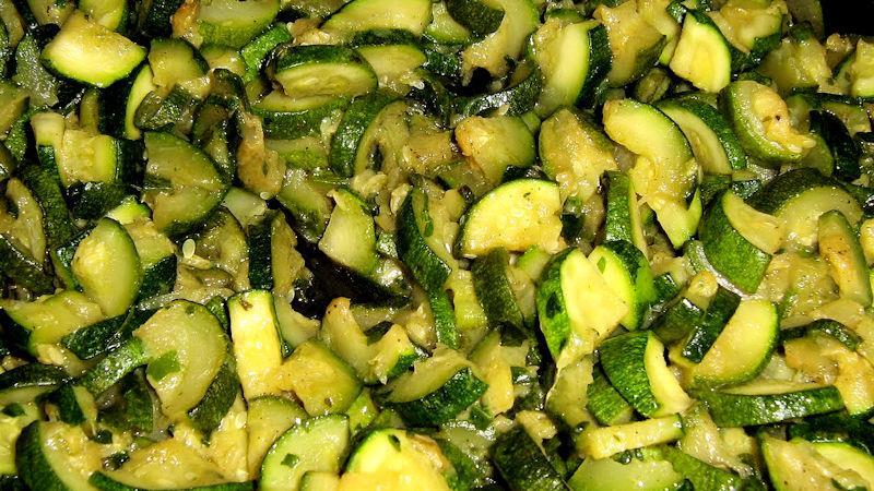 Zucchine trifolate Quantità: 2 persone 400 g zucchine 1 spicchio aglio 40 g olio extravergine di oliva q.b. prezzemolo q.b. sale fino 1.