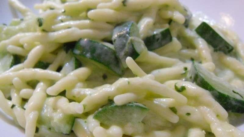 Pasta zucchine e Philadelphia Quantità: 2 persone 250 g pasta 1 scalogno 2 (a dadini) zucchine 125 g philadelphia 30 g olio extravergine di oliva 15 g dado vegetale 500 g acqua Nota 1.