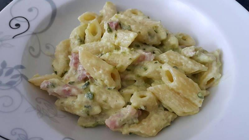 Salsa di zucchine e pancetta Quantità: 4 persone 1 scalogno 30 g olio extravergine di oliva 400 g zucchine 200 g pancetta affumicata 250 g mascarpone q.b. sale fino 40 g parmigiano reggiano 1.