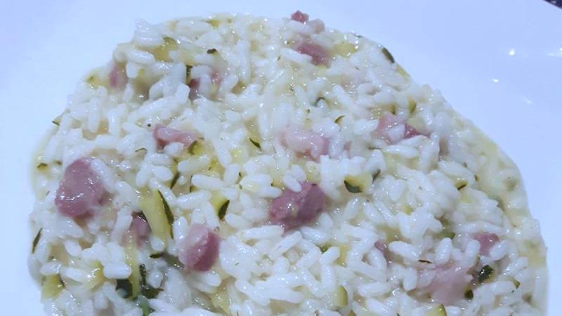 Risotto zucchine e pancetta Quantità: 4 persone 1 (media) cipolla 100 g (a cubetti) pancetta dolce 30 g olio extravergine di oliva 300 g riso 60 g vino bianco 700 g acqua 1 dado vegetale q.b. sale fino 1 zucchine 1.