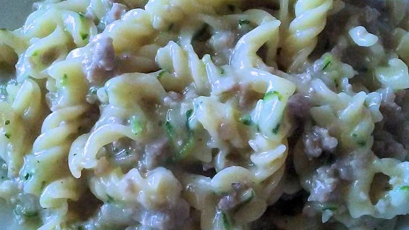 Fusilli salsiccia e zucchine Quantità: 2 persone mezzo scalogno 20 g burro 130 g (2 medie) salsiccia 450 g acqua mezzo cucchiaino sale fino 200 g fusilli 150 g zucchine q.b. pepe nero q.b. parmigiano reggiano 1.