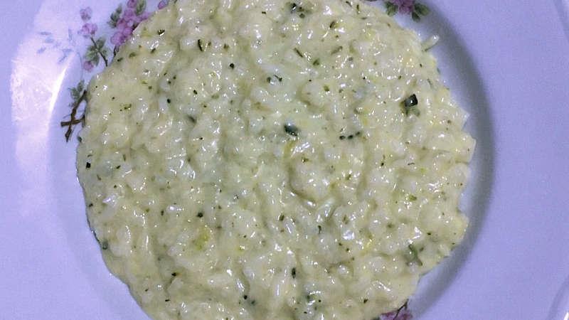 Risotto zucchine e Philadelphia Quantità: 6 persone 1 scalogno 2 zucchine 60 g olio extravergine di oliva 500 g riso 100 g vino bianco 1200 g acqua 1 dado vegetale q.b. sale fino q.b. philadelphia Nota 1.