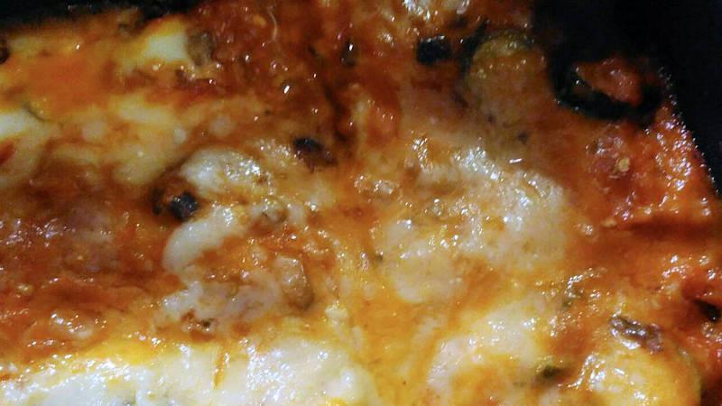 Lasagne melanzane e zucchine Quantità: Pirofila 30 cm x 40 cm 150 g Grana Padano 1 cipolle di Tropea 50 g olio extravergine di oliva 1 costa sedano 25 g acqua 2 (medie) melanzane 1 peperoni 5