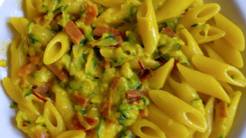 Pasta risottata zucchine speck e zafferano Quantità: 4 persone mezza (piccola) cipolla 100 g speck 3 zucchine 10 pomodori ciliegino 100 g latte una bustina zafferano q.b. olio extravergine di oliva 500 g pasta corta q.