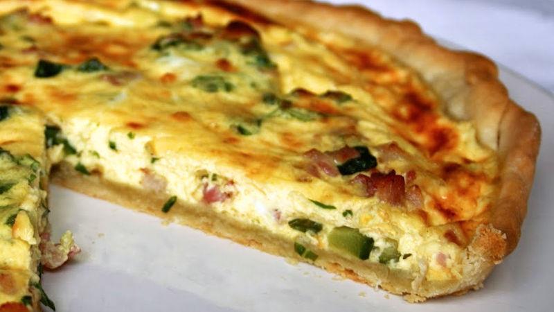 Torta salata zucchine e porri Quantità: Stampo da 24 cm 30 g olio extravergine di oliva 2 porro 500 g zucchine un rotolo pasta sfoglia 2 uova 100 g panna da cucina q.b. sale fino q.b. pepe nero Nota 1.