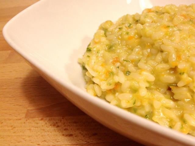 Risotto zucchine, carote e scalogno Dosi per 4 persone 1 scalogno 30 g di olio extravergine di oliva 1 carota 1 zucchina 600 g di acqua 300 g di riso 1 cucchiaino di dado Bimby