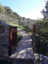 Alla fine del giardino inizia il sentiero verso la Basilica di San Francesco. Nel Bosco cammina piano. Nel Bosco puoi mangiare e bere. Nel Bosco puoi fare fotografie.