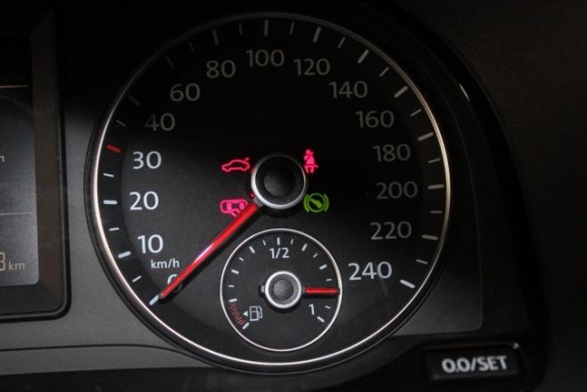 12 Indicatore del serbatoio A causa dello spostamento del serbatoio l'indicatore del livello di benzina segnala il serbatoio pieno al massimo fino a ¾.