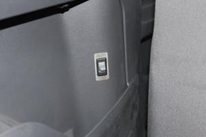 In alternativa, utilizzare l'apposito pulsante all'interno dell'auto.