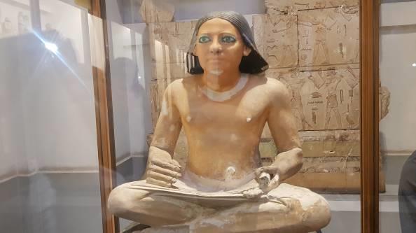 Scriba, Museo Egizio al Cairo 9 GIORNO - 17 DICEMBRE 2018 Dopo la prima colazione, partenza per l altopiano di Giza, visita alla Piramide di Cheope e alla camera del Re, alle Piramidi di Chephren