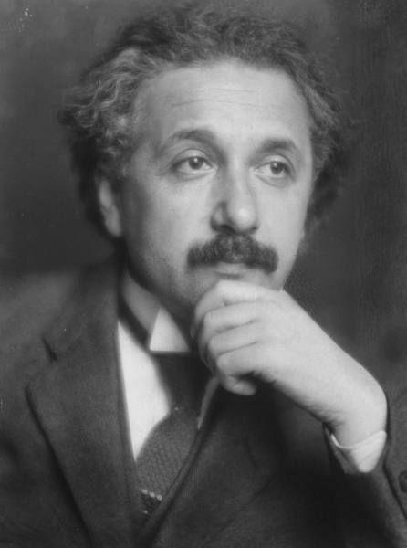 Quindi Albert Einstein si era accorto di quanto l uomo, con i suoi ragionamenti matematici, potesse spiegare il funzionamento dell infinitamente piccolo e dell infinitamente grande, e come questa