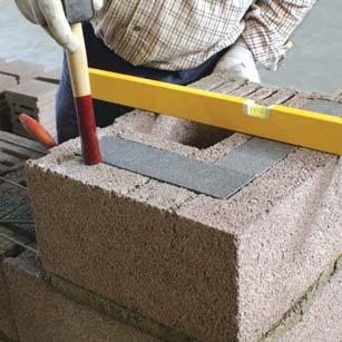 Nel caso di murature portanti (ordinarie o armate) in zona sismica, è necessario riempire con malta la tasca verticale che si forma accostando i blocchi.