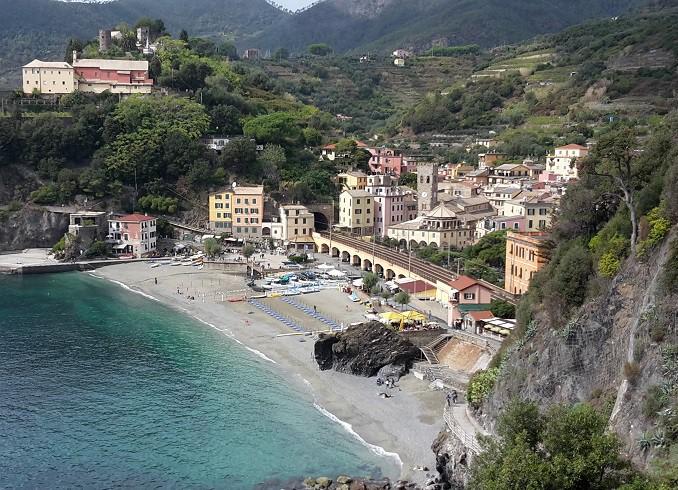 Monterosso Trekking alle 5 Terre. Da Manarola, percorrendo una mulattiera in salita, si raggiunge l'abitato di Volastra (340 m).