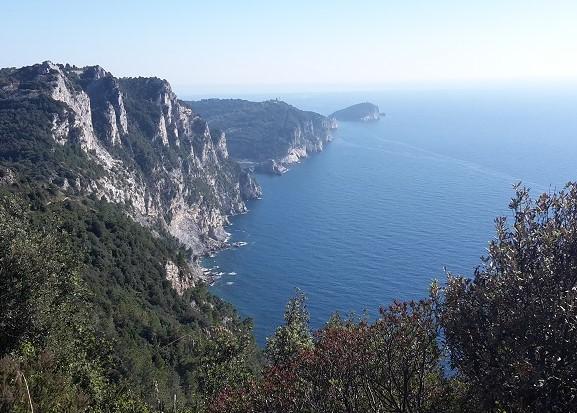 Superata la zona coltivata a vigneto si scende verso l'abitato di Corniglia, l'unico dei 5 villaggi che non si trova a contatto col mare ma su un promontorio situato a 100 m di altezza. Manarola.