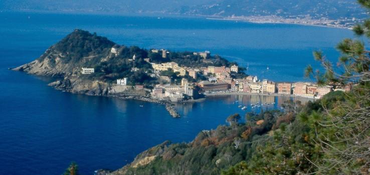 Gruppo turistico: Sestri Levante (visita). Sestri Levante chiude ad oriente il Golfo del Tigullio.