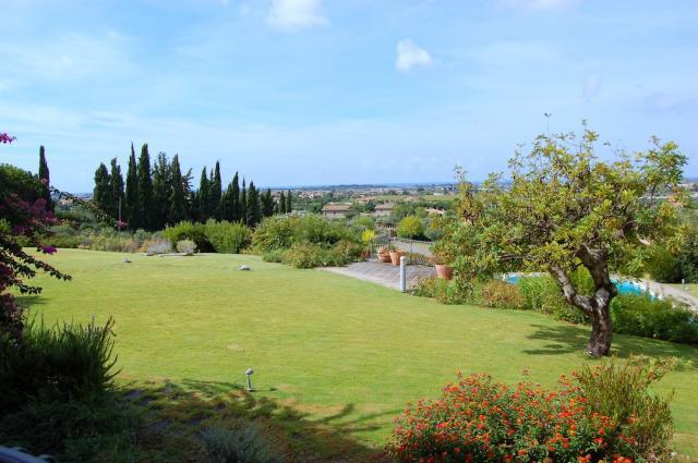 VILLA IN VENDITA IN LAZIO Lussuosa villa a Cerveteri vicino al mare. La proprietà è indipendente con vista sul mare e sul parco che misura mq. 12.000 a soli km.