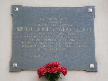 Alla Memoria di Umberto Romoli e Ovidio Beucci Trattasi di una lastra di marmo scuro con fermi metallici ed epigrafe in incavo.
