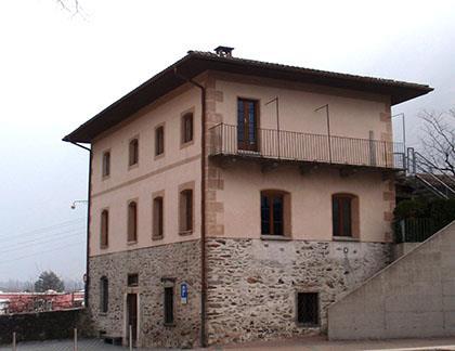 I palazzi scolastici del Moesano (2) di Marco Marcacci Da metà Ottocento i villaggi della Valle si erano dotati di edifici per le classi elementari, che di solito ospitavano pure la cancelleria e la