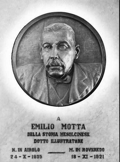 l entrata della palestra. I lavori per la costruzione del nuovo palazzo scolastico furono deliberati nel novembre 1922.