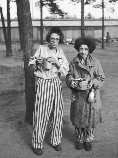 Successivamente le sorelle Clara e Nora sono trasferite al campo di Bergen-Belsen, in Germania, che fino al 1943, era un campo per prigionieri di guerra, mentre negli anni successivi vi