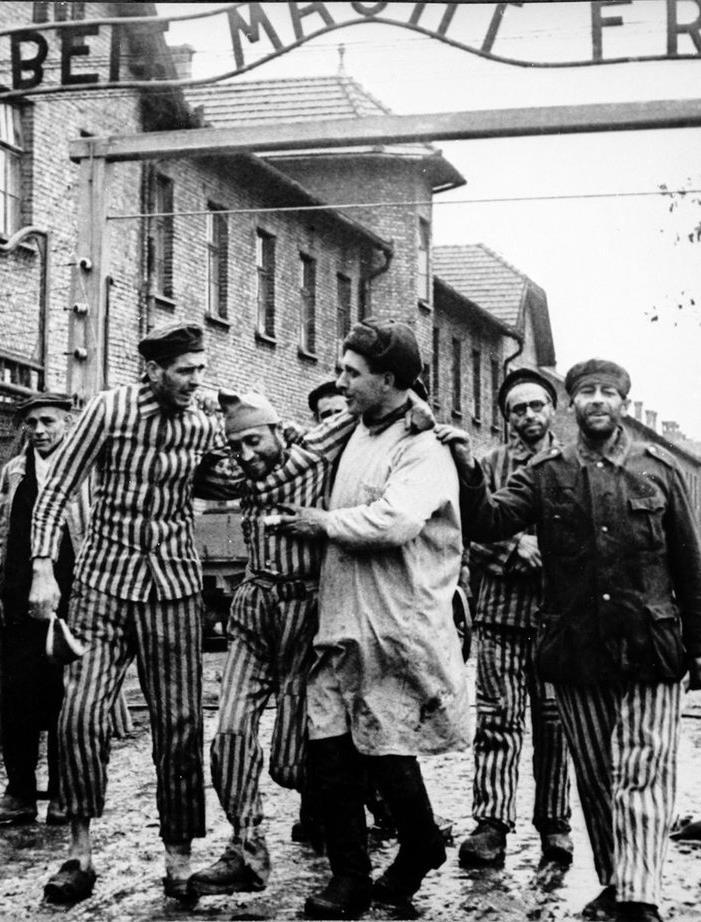 Il 27 gennaio 1945 la sorella Laura è liberata dai soldati russi a Auschwitz - Birkenau.