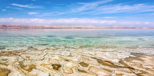 Il Mar Morto è cinto da catene montuose a est e dalle dolci colline di Gerusalemme a ovest, in uno scenario di rara suggestività.