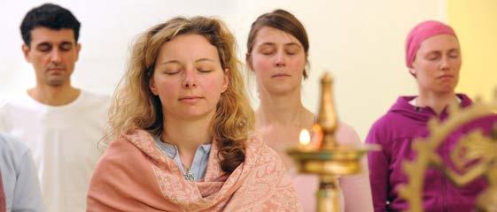 6 www.sivananda-yoga-roma.it La meditazione è un tonico potente, è la vera sorgente del riposo. Swami Vishnudevananda MEDITAZIONE - Filosofia Meditazione di gruppo La domenica dalle 19.00 alle 20.30.