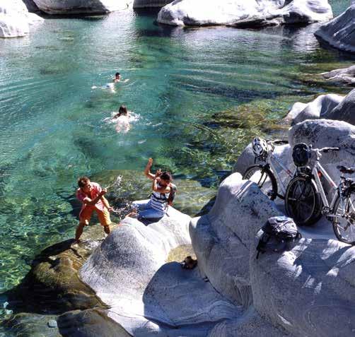Ticino Turismo, Christof Sonderegger 26 giovedì Lo spettacolo delle acque color smeraldo La Valle Verzasca offre un'ampia rete di sentieri lungo il corso del