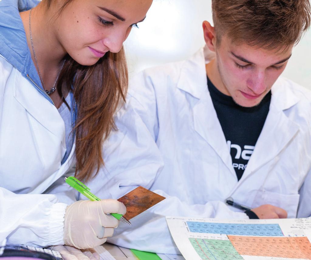 Liceo Scientifico Ordinario Solide basi umanistiche in un percorso scientifico LICEO SCIENTIFICO ORDINARIO Lingua e letteratura italiana 4 4 4 4 4 Lingua e cultura latina 3 3 3 3 3 Lingua e cultura