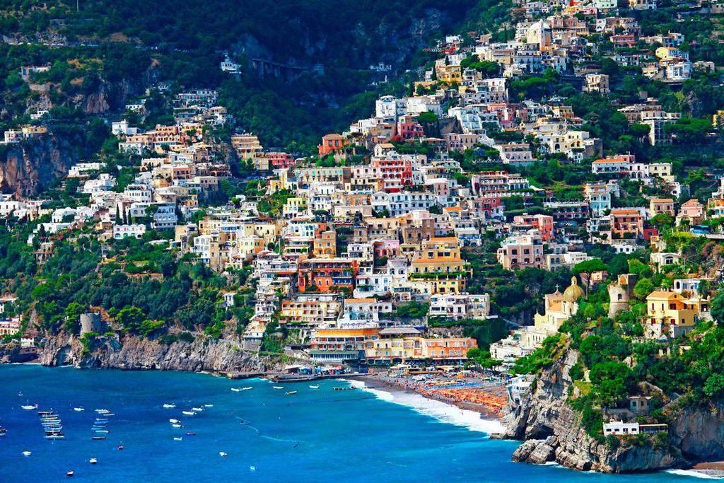 2 giorno 26 Aprile Salerno escursione in battello a Positano e Amalfi Dopo la prima colazione in hotel, trasferimento in pullman al porto.