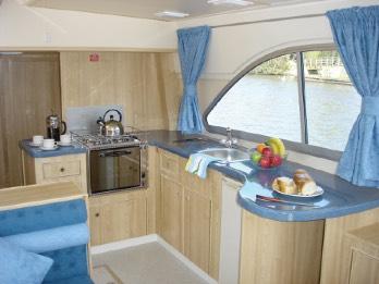 Tutte le cabine dispongono di letti extra-lunghi e di ventilazione. Esterni e caratteristiche della barca Il ponte dispone di un divano sagomato per il massimo comfort.