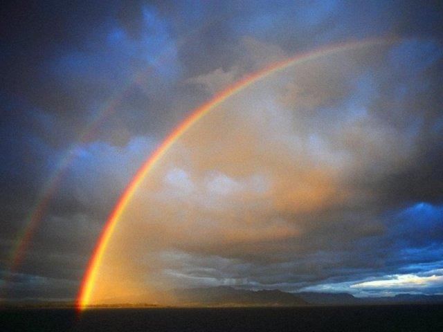 In attesa che il nostro cielo plumbeo di pregiudizi possa schiarirsi con questo nostro piccolo arcobaleno Un grazie a tutte le persone che mi hanno aiutato a riflettere in questo lavoro.