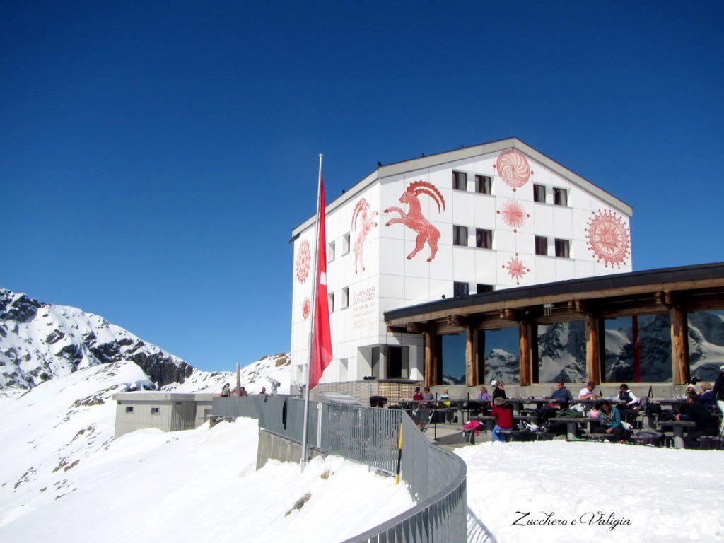 Il ristorante Panoramico Bellavista regala una vista imparagonabile sulla catena del Bernina, ideale per fermarsi ad ammirare il paesaggio e mangiare qualcosa.