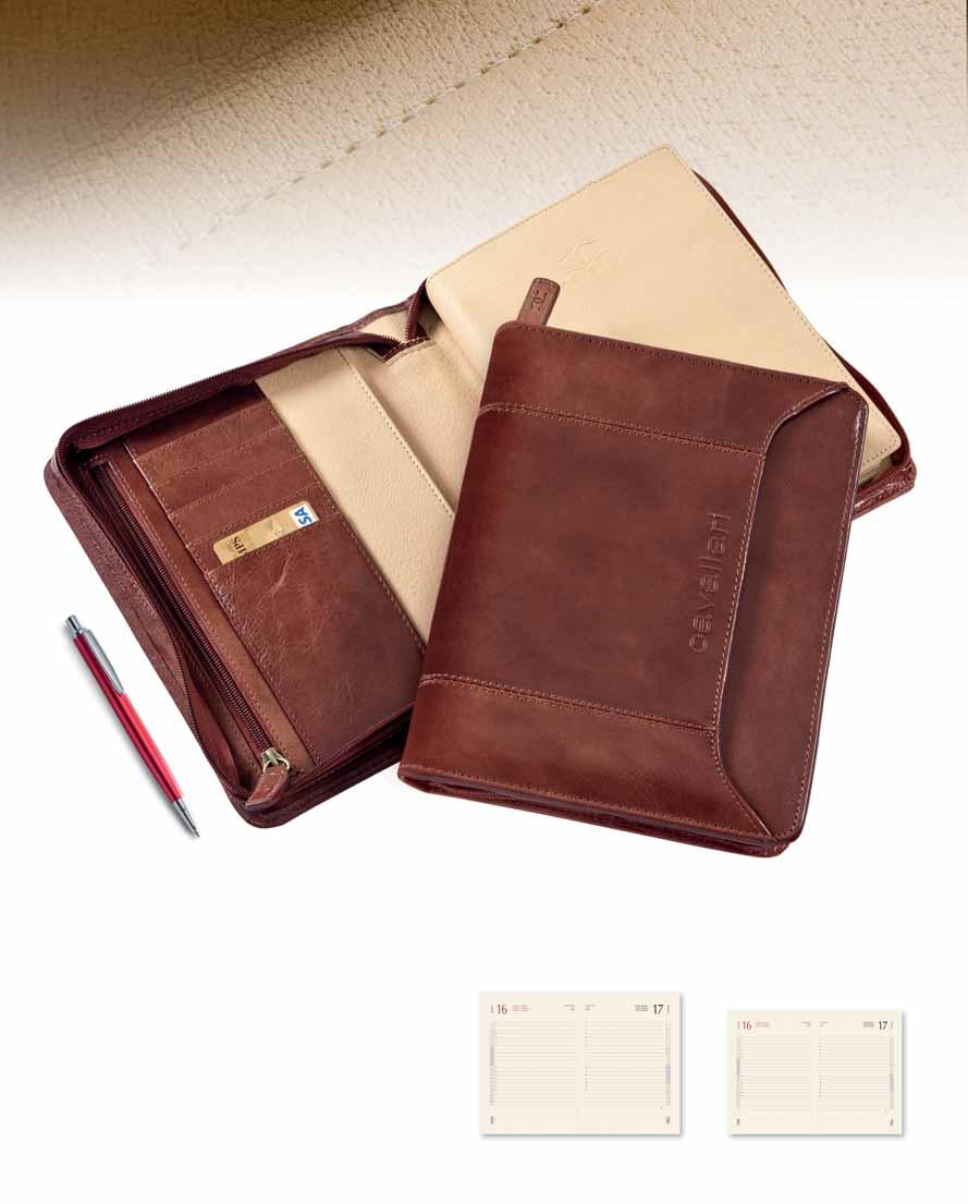 AGENDA BORSELLO chiusura con cerniera tasca esterna fronte e retro varie tasche interne tasca verticale interna con zip 5 tasche credit cards corredata di astuccio lusso, penna in alluminio e