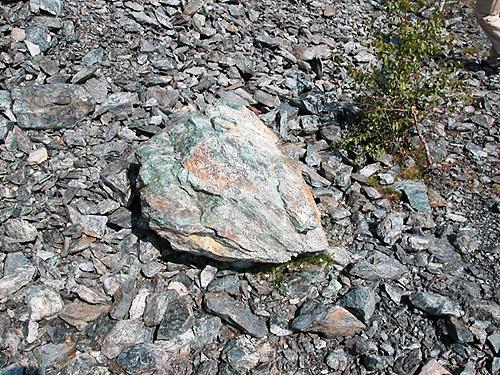 rocce o pietre verdi a basso tenore di silice, provenienti da cave di ofiolitici Sono ampiamente utilizzate nelle zone di montagna, come pietre ornamentali da giardino, rivestimenti murari, materiale