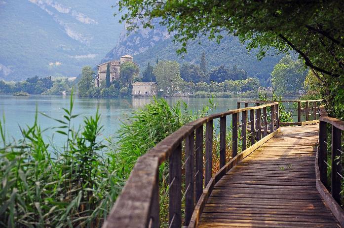 LAGO DI TOBLINO Il più romantico Il lago di Toblino è conosciuto come uno dei laghi più romantici del Trentino.