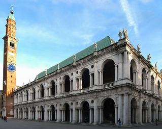 La Basilica Palladiana È di fatto il simbolo di Vicenza e il suo biglietto da visita, autentico salotto della città.