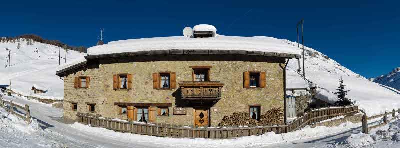 La casa si trova all'inizio della suggestiva ed incontaminata Val Federia, completamente immersa nella natura