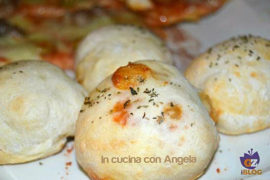 Bocconcini di pane ripieni Pasta per la pizza (vedi impasto per la pizza) funghi olive pomodorini mozzarella acciughe nduja e qualsiasi cosa vi viene in mente Prendete un pò di pasta della pizza in