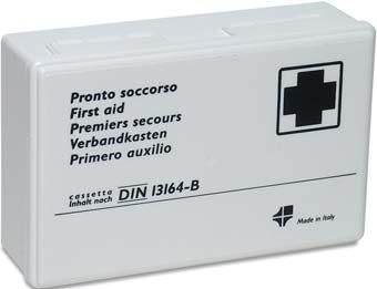 mm 263x170x83 Peso completo kg 0,7 Peso vuoto kg 0,2 Contenitore in plastica dotato di chiusura con 2 clips a scatto. 8 Fasciature adesive cm. 10x6 1 Rotolo cerotto m. 5x2,5 cm. 2 Bende di garza cm.