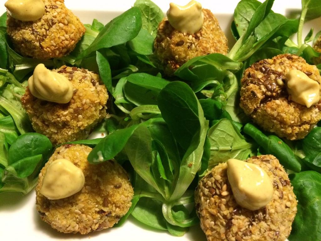 POLPETTE VEGANE DI MIGLIO AL CURRY Polpette vegane di miglio, quinoa burger, farfrittata, riso venere, ceci neri, farro ecc.ma si diventa vegani per scelta, per necessità, per caso o per moda?