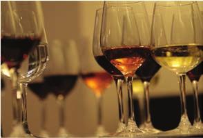 Degustazione di un calice di vino bianco e un calice di vino rosso tra i più rappresentativi dell azienda, in abbinamento a prodotti tipici del territorio emiliano.