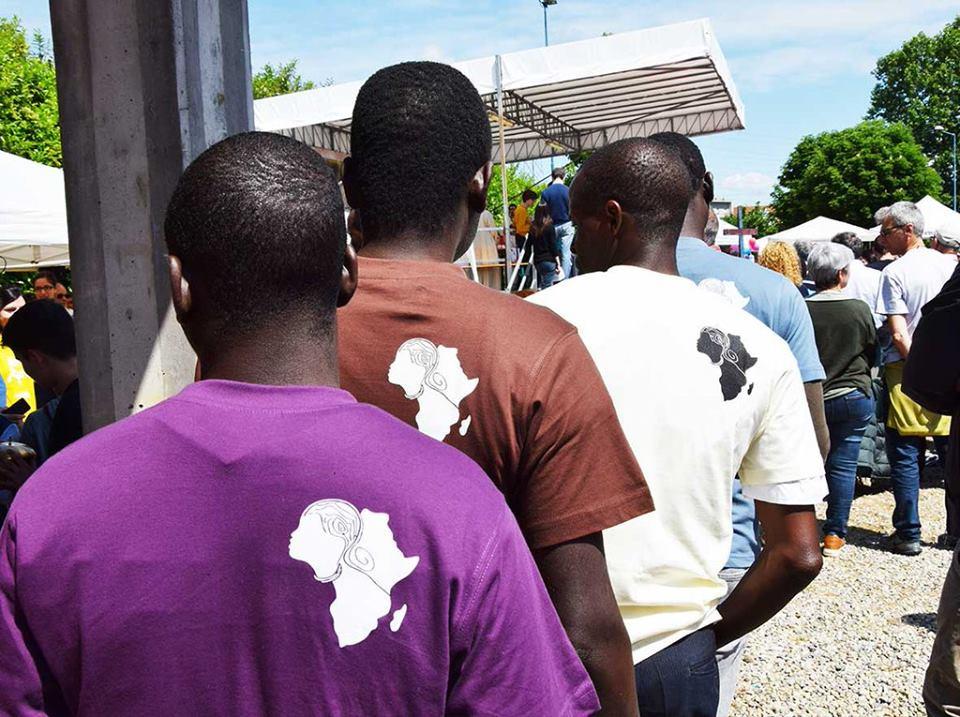 A Maggio siamo stati presenti alla Festa dei Popoli a Brugherio: con un banchetto dove proponevamo artigianato africano, creazioni di Timiza (Jackie) e le