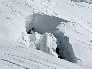 Questo tipo di valanga si genera solo con neve poco compatta, nella quale le sollecitazioni del manto nevoso non si trasmettono a distanza.