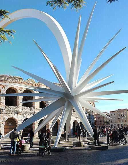 LOCATION La location è stata la centrale e sempre affascinante Piazza Bra di Verona, contornata dall