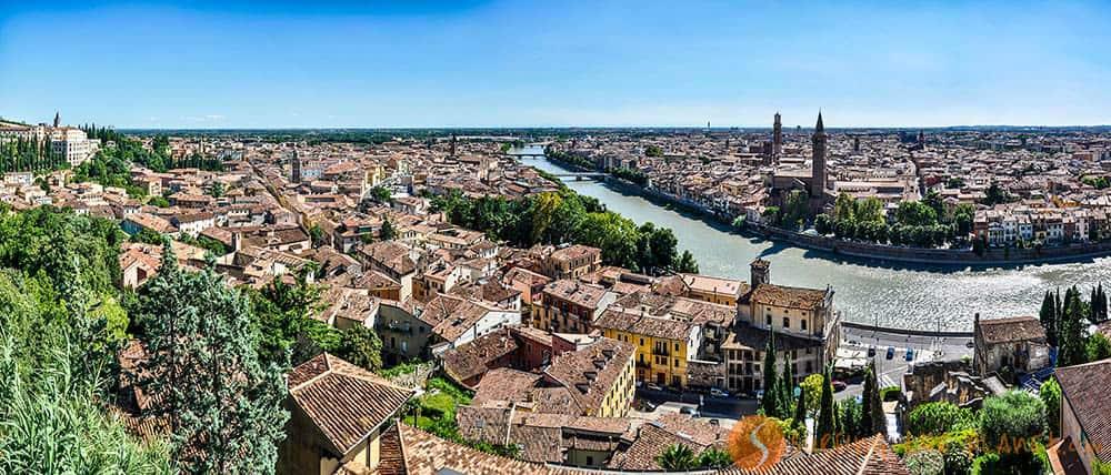 Teatro Romano Situato ai piedi del Colle di San Pietro si trova il teatro romano, nulla ha a che vedere con l Arena ma grazie alla vegetazione che lo circonda è un luogo di pace e tranquillità.