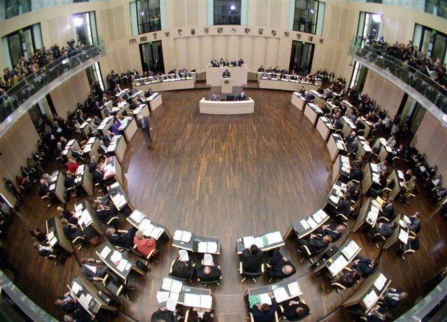 Bundesrat (Consiglio Federale): formazione e poteri 69 seggi: da 3 a 6 per ciascuno dei 16 governi dei Länder ( stati ), guidati dallo stesso «presidente-ministro» mandato imperativo e voto unitario: