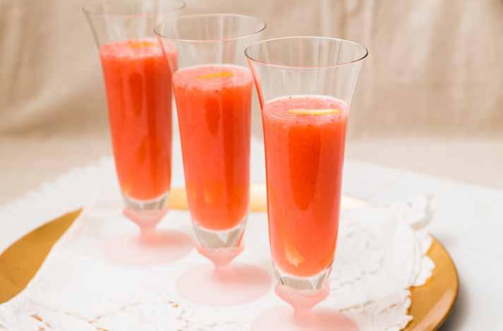 Aperitivo alcolico alla frutta per 8 persone 1 arancia 300 g di fragole 800 ml di prosecco Pelare al vivo l arancia tenendo da parte la scorza e togliendo i semi.