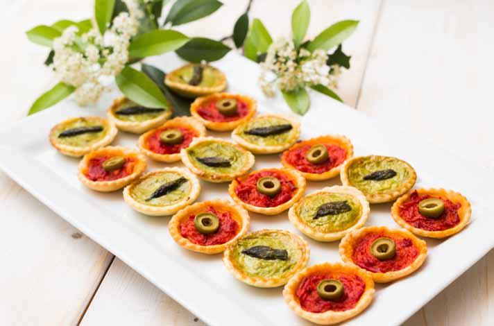 mini quiche alle verdure per 24 mini quiche 250 g di asparagi 300 g di peperoni 700 ml di acqua 20 ml di panna 1 uovo sale grana grattugiato 230 g di pasta brisé olio extravergine di oliva olive